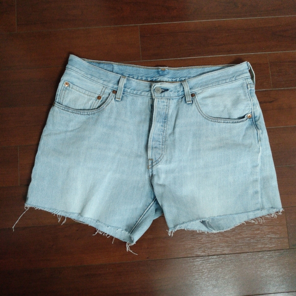 Levi's Lt Wash Denim Shorts Sz 30 - Picture 2 of 4